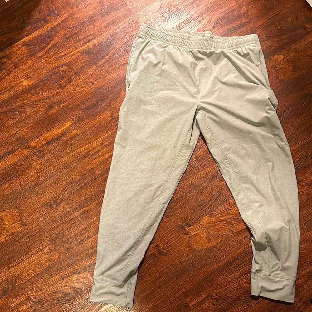 Rhone light grey men’s jogger. Size xl